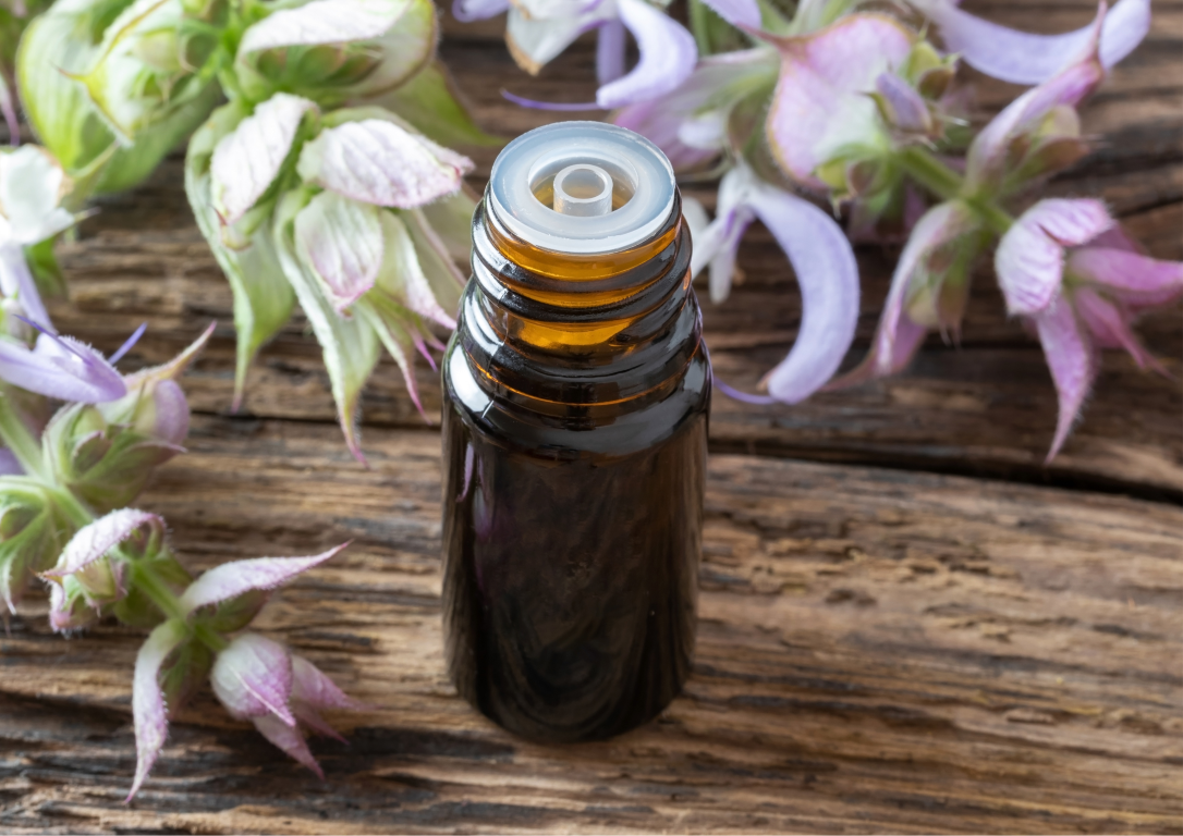 Vår kompletta guide till Clary Sage eterisk olja: Fördelar, användningsområden och försiktighetsåtgärder