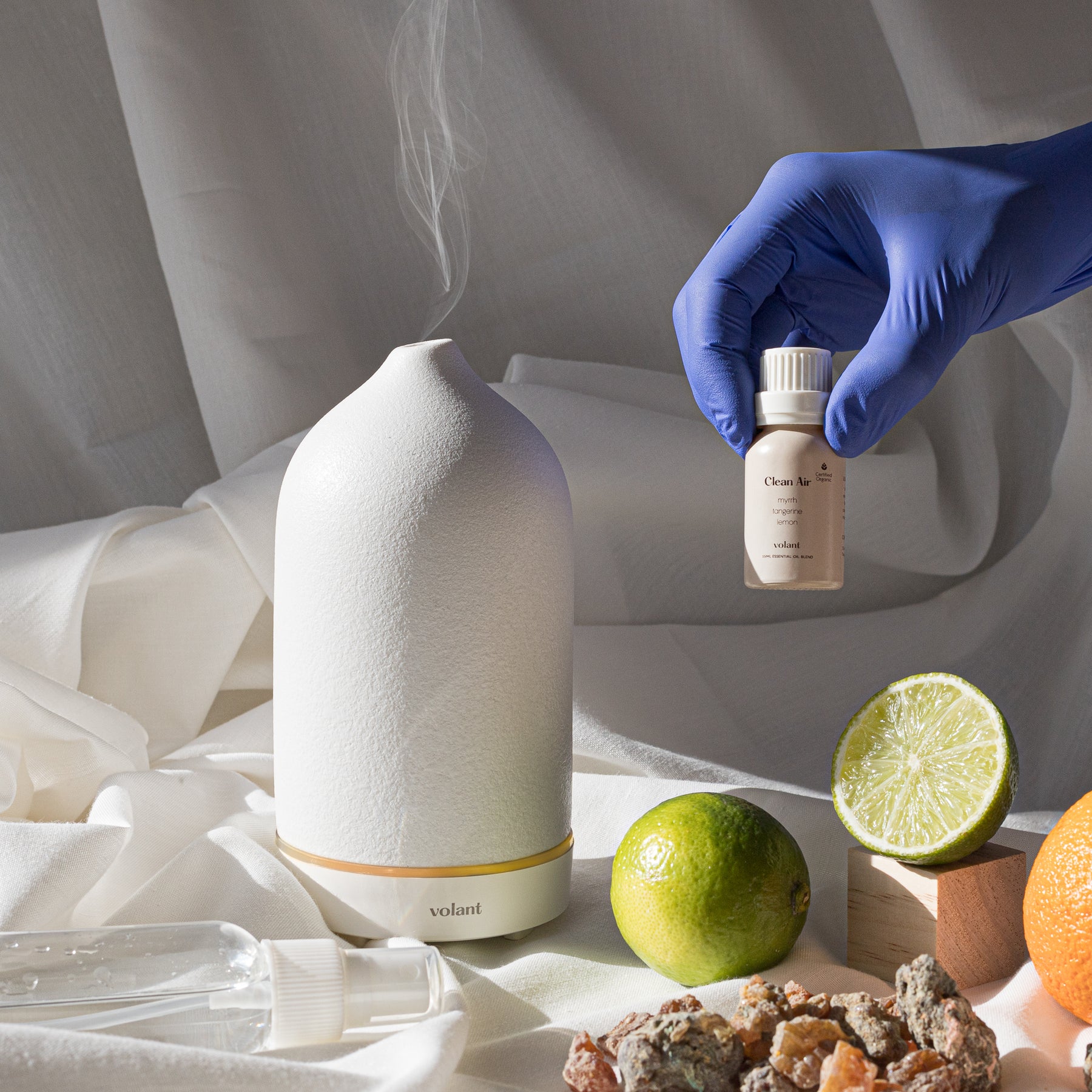 volant hvid diffuser med ren luft æterisk olieblanding lavet med ren citron, myrra og mandarin