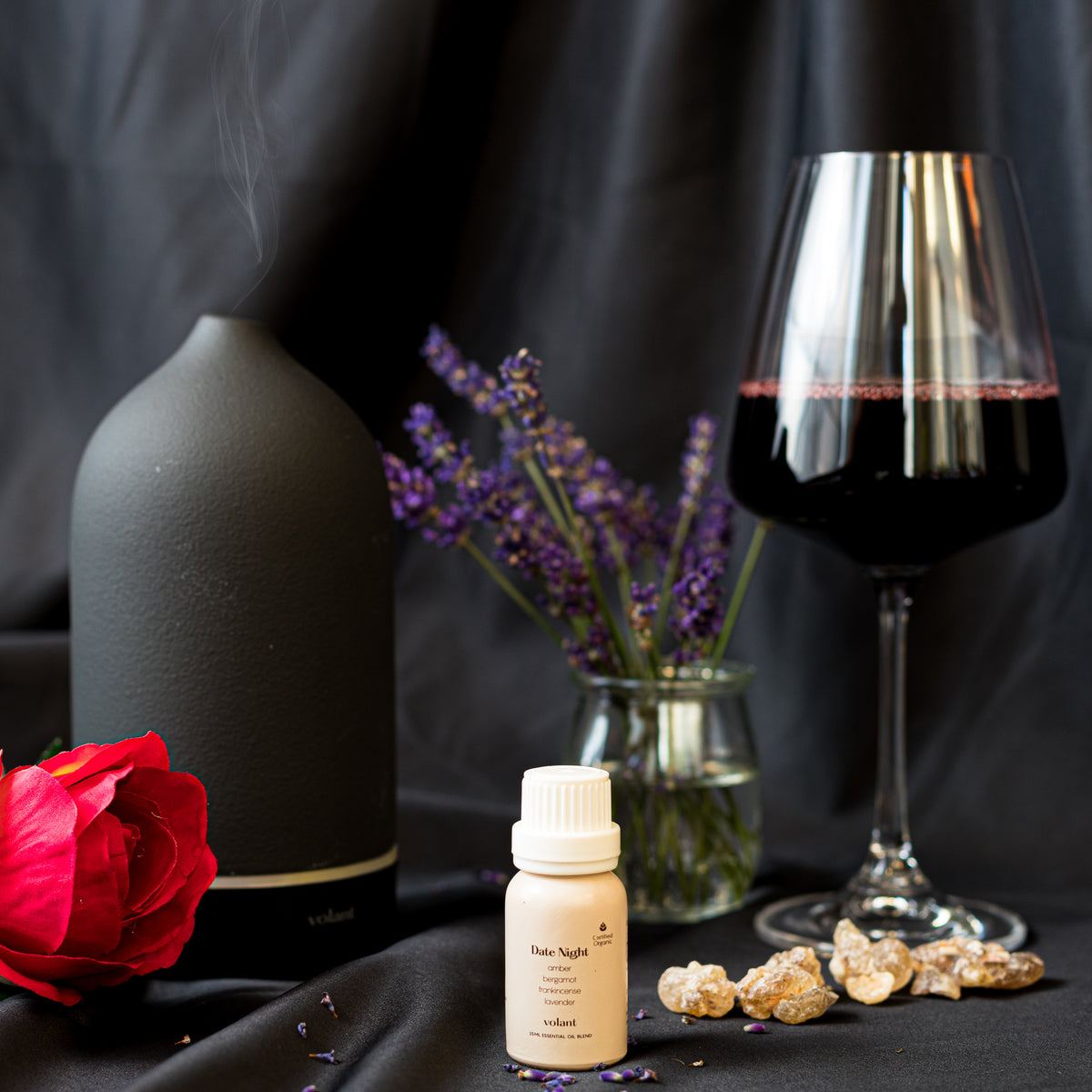 rødvin og volant sort diffusor med æterisk olieblanding til datenat lavet med ren rav, lavendel, røgelse og bergamot