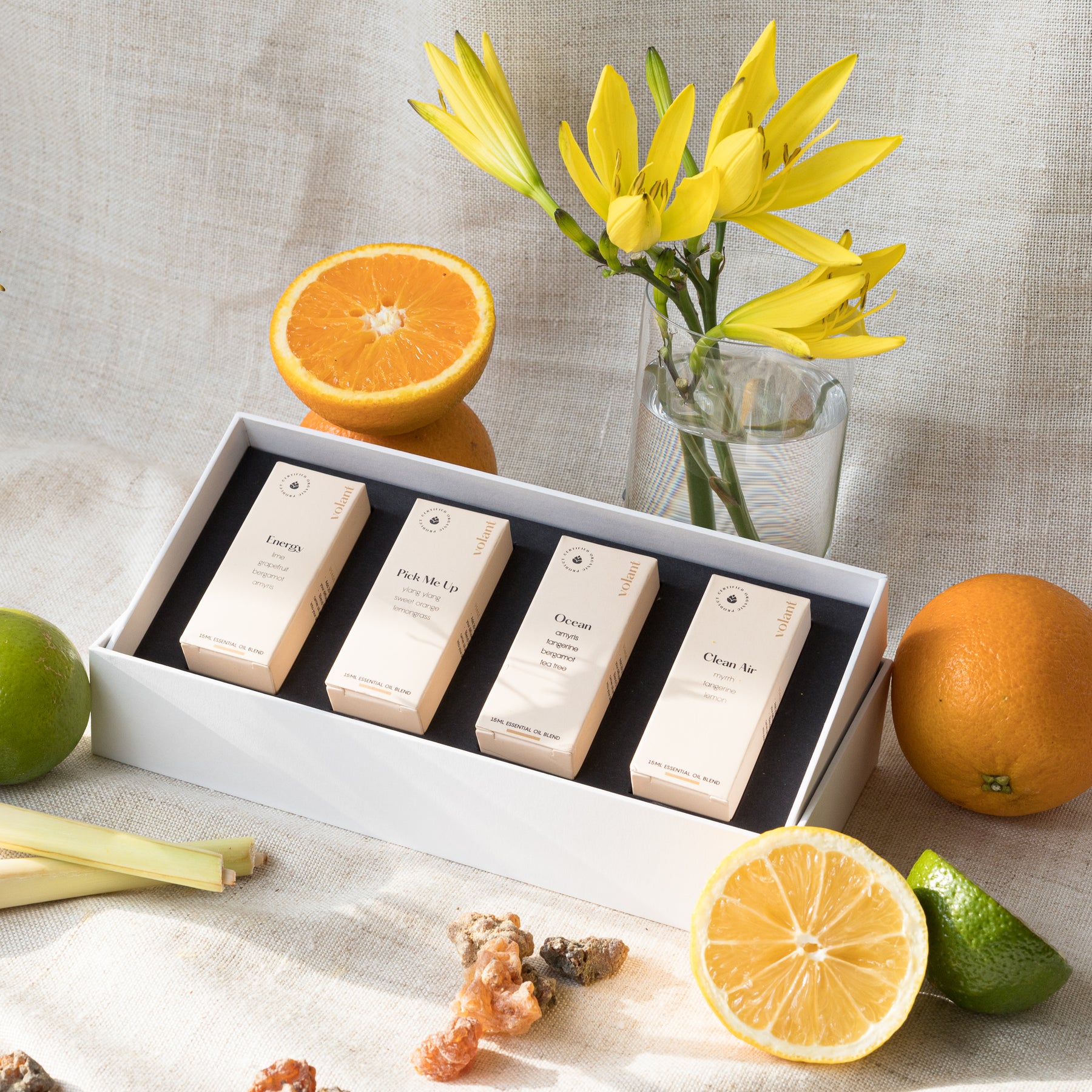 volant Energising Essential Oil Set flasker og emballage. Fyldt med vores bedste energiboostere: Energy, Pick Me Up, Ocean og Clean Air. Perfekt værktøj til at få dig i gang.