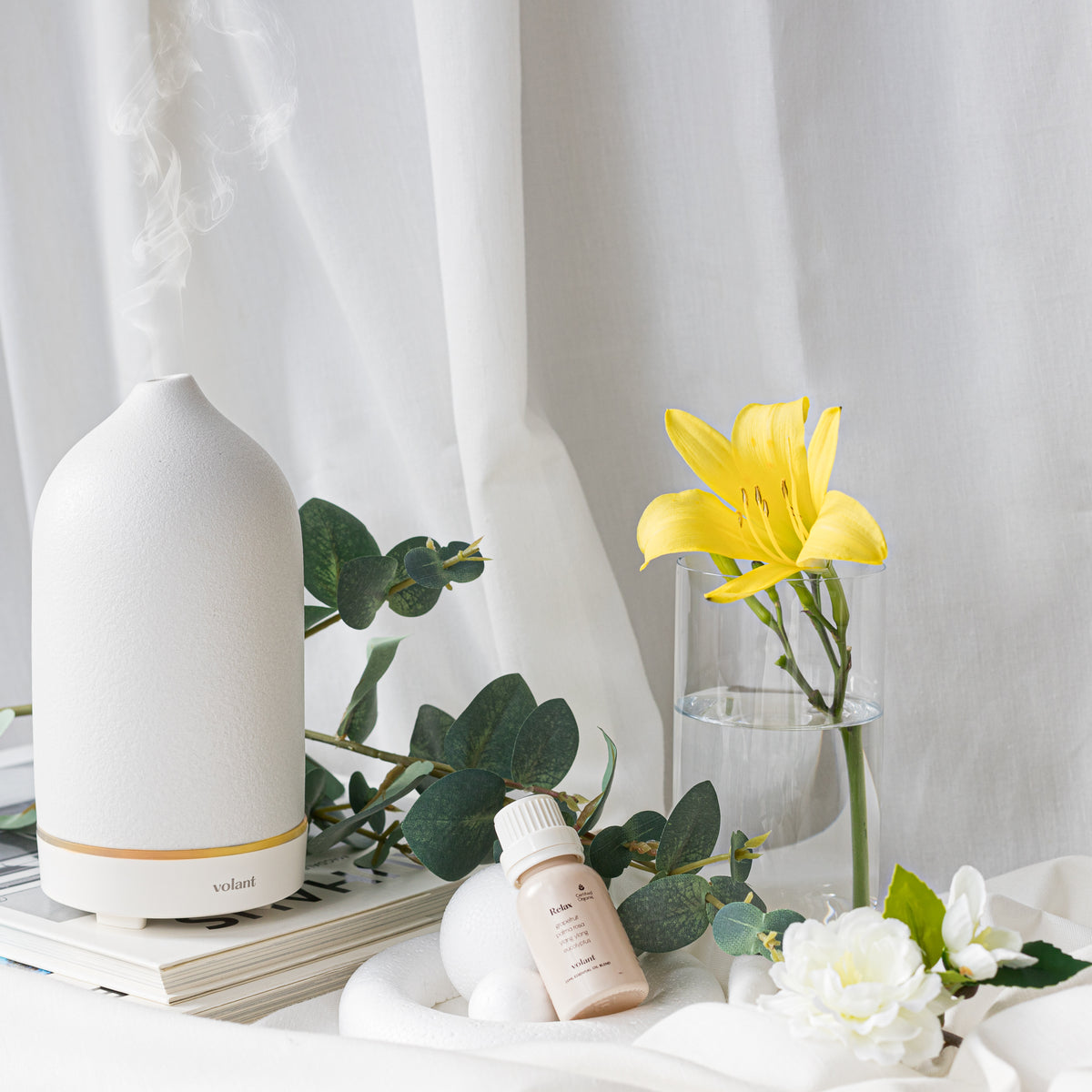 volant hvid diffuser med relax flaske med æterisk olieblanding lavet af ren Palma Rosa, Ylang Ylang, Eucalyptus og Grapefrugt