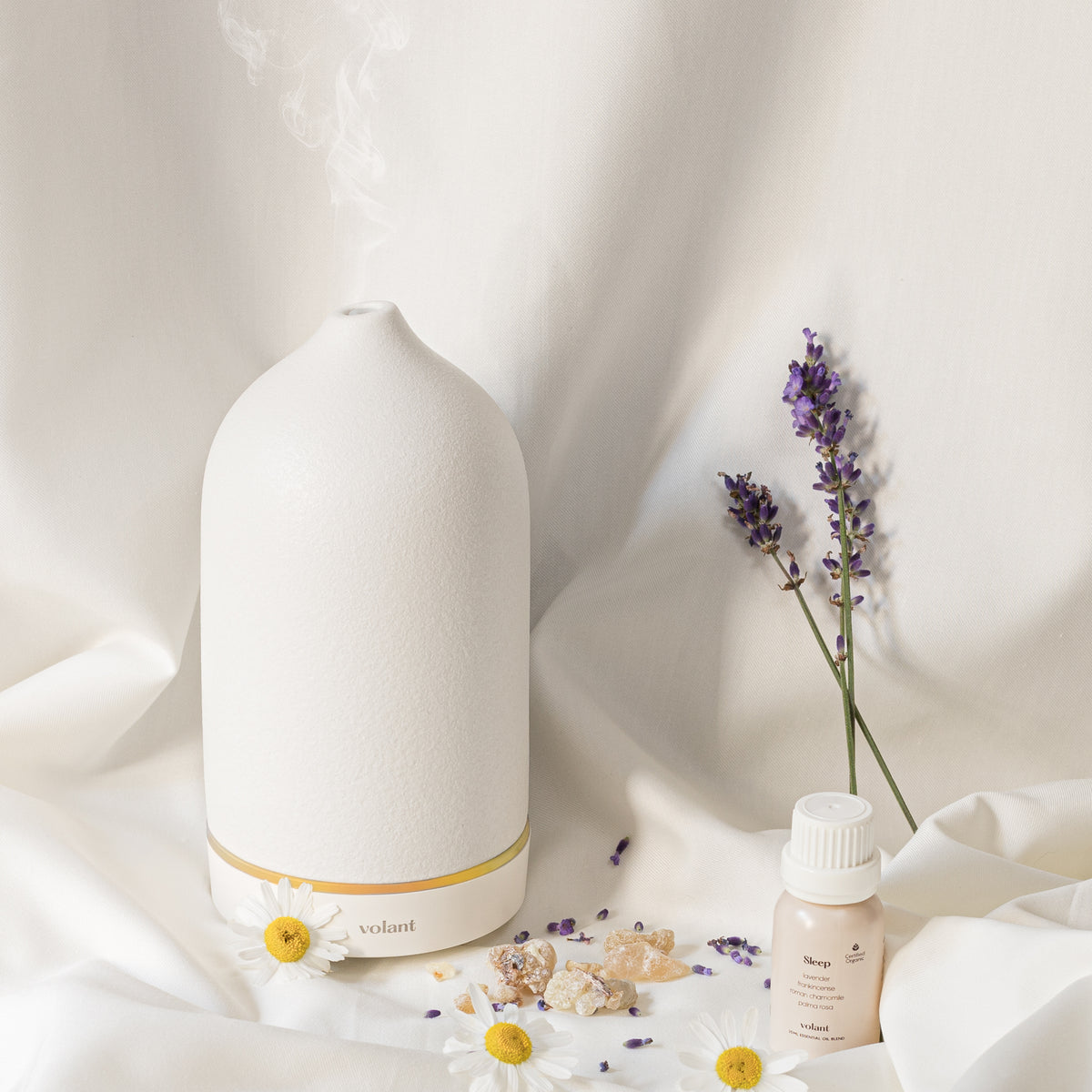 volant white diffuser med en blanding af æteriske søvnolier lavet af ren lavendel, frankincense, palmerose og romersk kamille