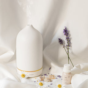 volant white diffuser med en blanding af æteriske søvnolier lavet af ren lavendel, frankincense, palmerose og romersk kamille