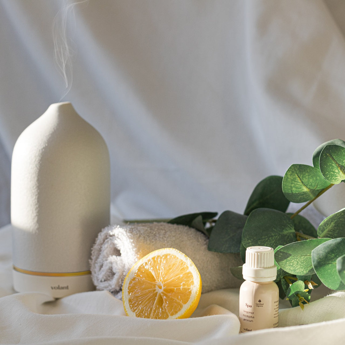 Volant vit diffusor med en blandning av eteriska spa-oljor. Tillverkad med ren eukalyptus, geranium och bergamott återskapar den den lugnande och uppfriskande spakänslan.