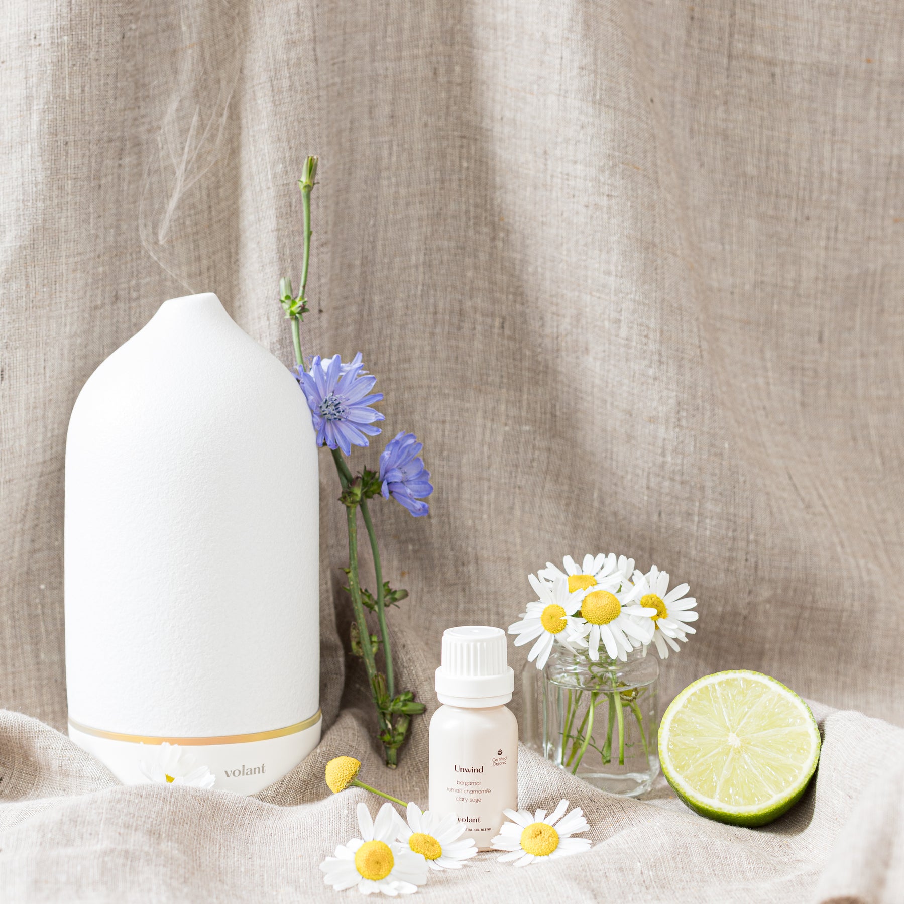 volant unwind flaske med æterisk olieblanding og diffuser. Det er en blanding af salvie, romersk kamille og bergamot, som er perfekt til afslutningen på en travl og stresset dag.