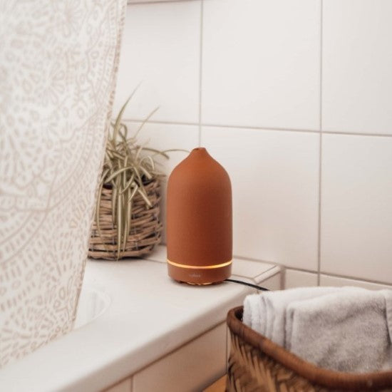 volant lerdiffusor med en blanding af æteriske olier. Denne blanding af salvie, romersk kamille og bergamot er perfekt til afslutningen af en travl og stresset dag.