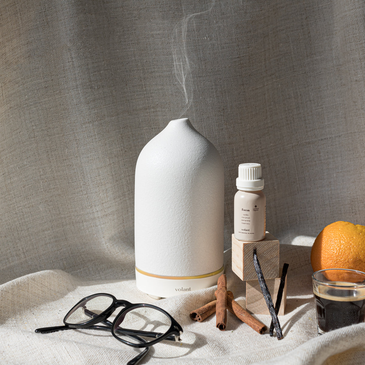 volant white diffuser med fokuserad eterisk oljeblandning gjord på ren vaniljstång, klementin, rosmarin och kanel