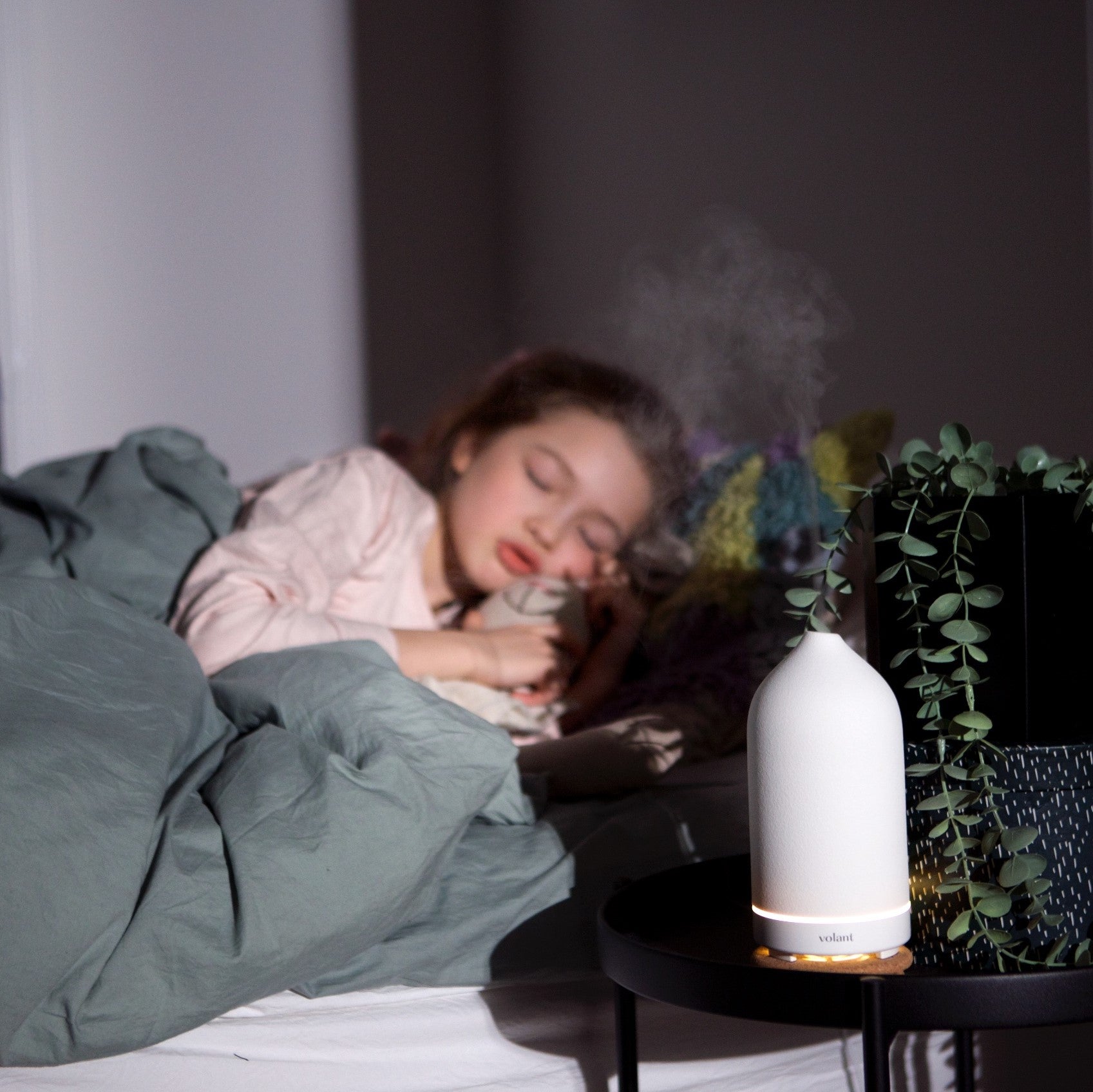 flicka som sover med hjälp av Volant Sleep eterisk oljeblandning med ren lavendel, frankincense, Palma Rosa och romersk kamomill